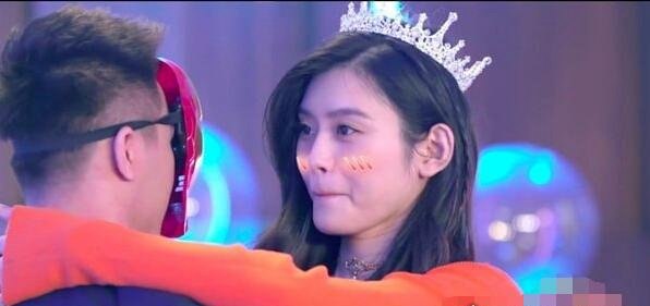 何猷君被曝求婚奚梦瑶 包下层楼玫瑰9万朵布置求婚现场