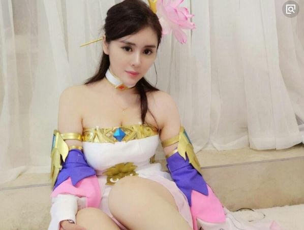 斗鱼七哥张琪格48秒什么意思 大尺度直播故意走光露肉(视频)