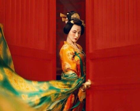 热依扎个人资料 机场低胸吊带露半球惹争议(本尊回应：碍眼了)