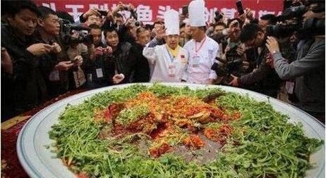 世界最大剁椒鱼头 用100多斤的鱼制作而成(拍卖了13.2万元)