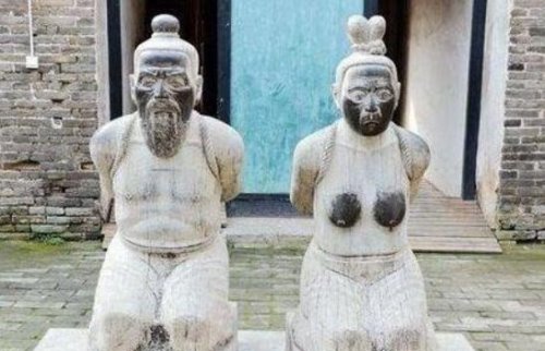 岳飞墓前的四个铁人身份来历 经过多次重铸留下的千古罪人
