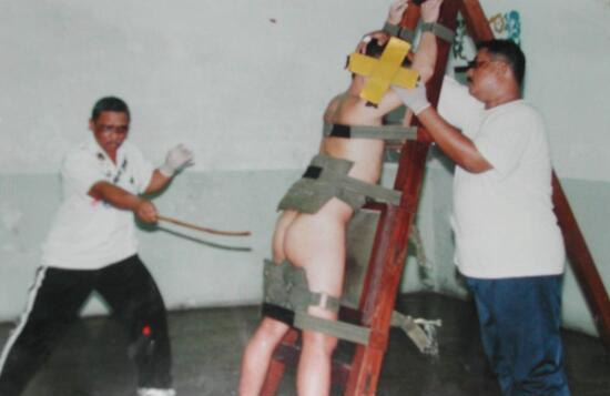 现存与世的残酷肉刑 新加坡鞭刑(实拍犯人受鞭刑视频)