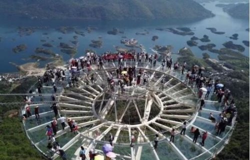 世界上最大玻璃观景平台 仙岛湖天空之镜创吉尼斯(700平方米)