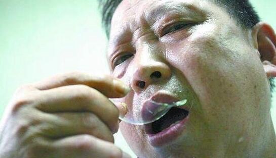 世界十大奇葩异食癖患者 现实版吃土少女喝汽油