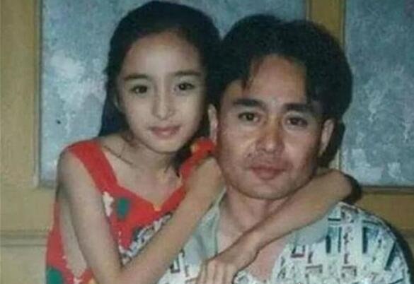 杨幂小时候照片曝光 长相似洋娃娃(比现在还好看)