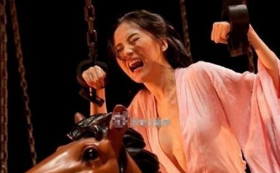 古代三角木马刑罚 残忍针对女子骑在最尖部位