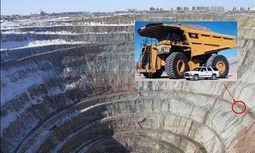 世界上最大的钻石坑 和平钻石矿直径1200米会吞噬直升机