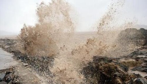史上最强台风21级 能在海面掀起20米巨浪(常与狂风暴雨相伴)