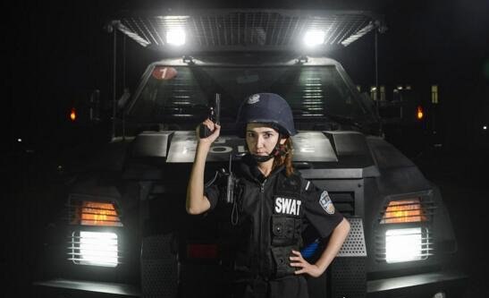 新疆最美女特警走红 迪丽热巴·牙合甫惊滟照片
