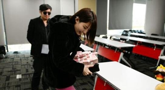 斗鱼女主播又出新花招了 不能露肉改炫富(直播取现金百万)