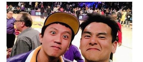 邓超彭于晏看球合照 两人表情搞怪(邓超调侃彭于晏法令纹)