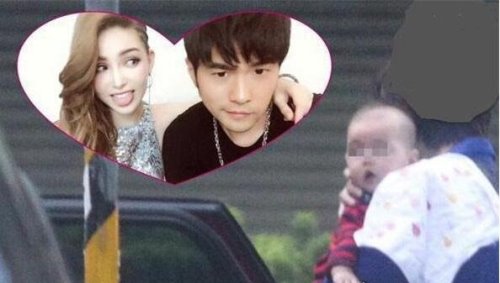 周杰伦晒儿子正面照 和＂小小周＂比酷(网友直呼基因强大)