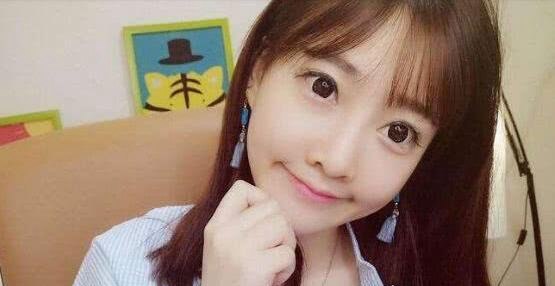 斗鱼女主播又出新花招了 不能露肉改炫富(直播取现金百万)