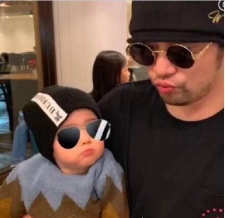 周杰伦晒儿子正面照 和＂小小周＂比酷(网友直呼基因强大)