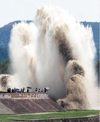 史上最强台风21级 能在海面掀起20米巨浪(常与狂风暴雨相伴)