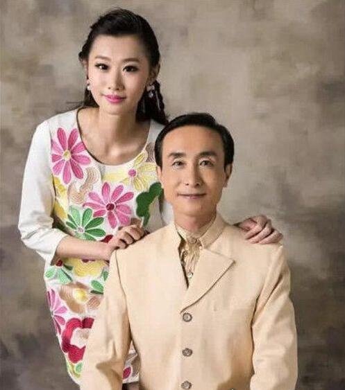 巩汉林全家福曝光 幸福美满的全家福合照儿媳成亮点