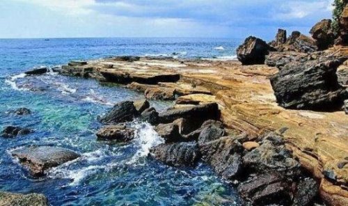 涠洲岛在哪里 在广西北海市北部湾海域中部(与海南岛隔海相望)