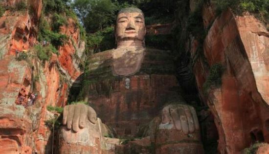 世界上最大的石刻弥勒佛像 四川乐山大佛高达71米