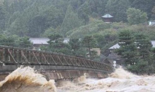史上最强台风21级 能在海面掀起20米巨浪(常与狂风暴雨相伴)