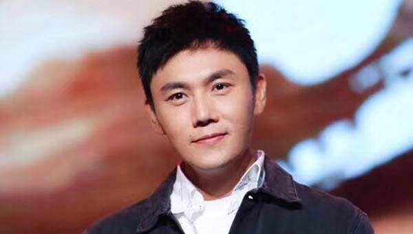 秦昊伊能静怎么好上的 伊能静婚内出轨离婚答应秦昊追求(姐弟恋)