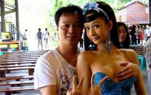 云南摸奶节习俗 大街上美女奶子可以随便摸