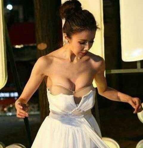 孙菲菲裙子被踩掉事件真相 孙菲菲踩裙门疑似一场戏