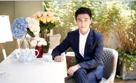 何猷君怎么读音 he you jun(是赌王何鸿燊和四太梁安琪之子)