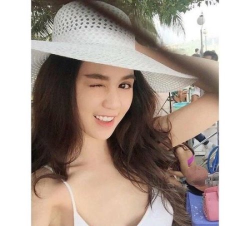 越南第一美女 邓玉贞看起来像昆凌 Ngoc Trinh吸引宅男