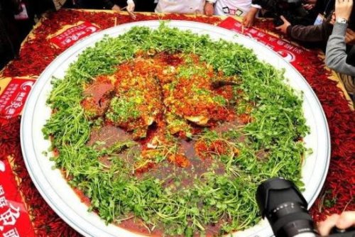世界最大剁椒鱼头 用100多斤的鱼制作而成(拍卖了13.2万元)