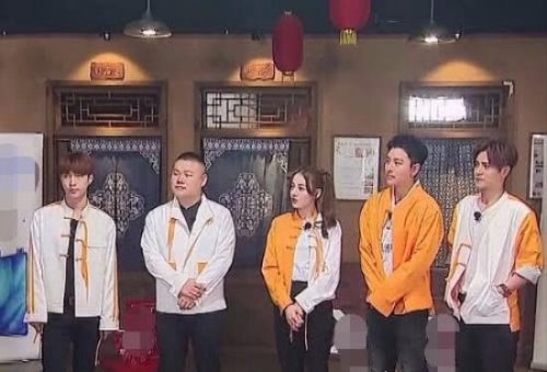 张艺兴身高揭秘 与官方升高172cm的何炅不相上下(谎报身高)