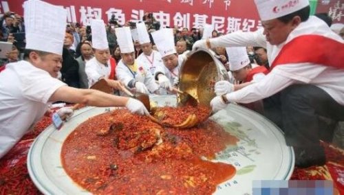 世界最大剁椒鱼头 用100多斤的鱼制作而成(拍卖了13.2万元)