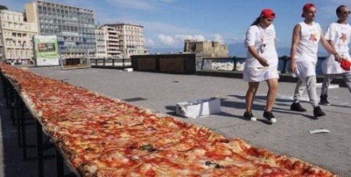 世界最长披萨 意大利厨师用2吨面粉制作出长达2000米的披萨
