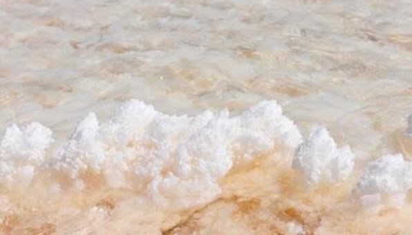 世界上最咸的湖 阿萨尔湖水比死海还咸(含盐量是海水10倍多)