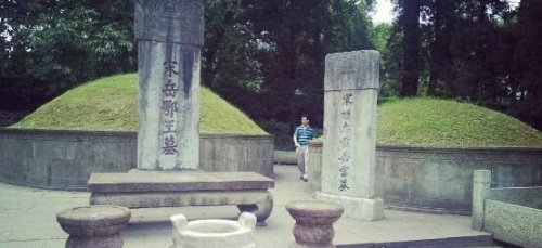 岳飞墓前的四个铁人身份 让秦桧夫妻永远向岳飞赎罪