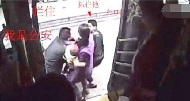 偷女警手机的后果 追几条街将"小偷"当场制服(图)