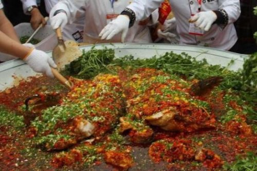 世界最大剁椒鱼头 用100多斤的鱼制作而成(拍卖了13.2万元)