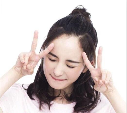 杨幂小时候照片曝光 长相似洋娃娃(比现在还好看)