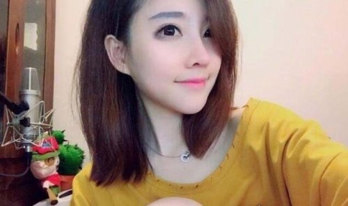 斗鱼女主播又出新花招了 不能露肉改炫富(直播取现金百万)