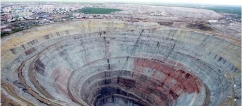 世界上最大的钻石坑 和平钻石矿直径1200米会吞噬直升机