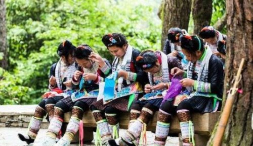 中国最后一个枪手部落 岜沙苗寨随着佩戴火枪(公安特别批准)
