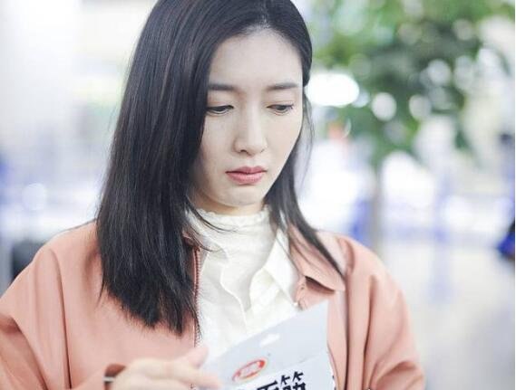 江疏影机场吃辣条 和粉丝分享自己的零食还贴心的为其擦汗