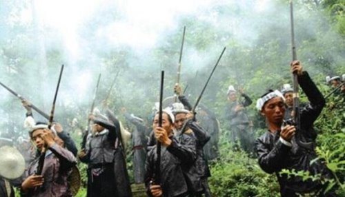 中国最后一个枪手部落 岜沙苗寨随着佩戴火枪(公安特别批准)