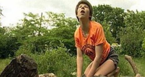 34岁狗孩奥克纳·马拉娅现状 狗性难移男友被吓跑