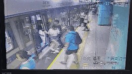 深圳五男子地铁喊趴下引恐慌 依法将判处5年以下有期徒刑