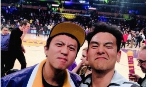 邓超彭于晏看球合照 两人表情搞怪(邓超调侃彭于晏法令纹)