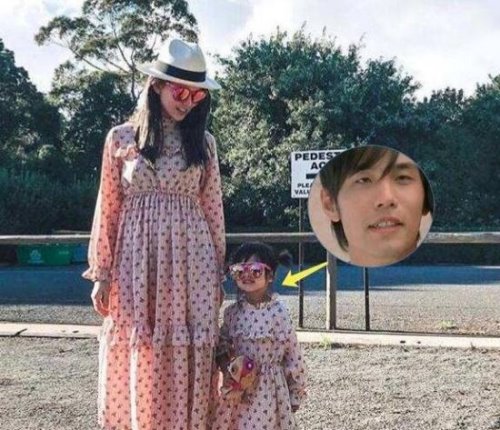 周杰伦晒儿子正面照 和＂小小周＂比酷(网友直呼基因强大)
