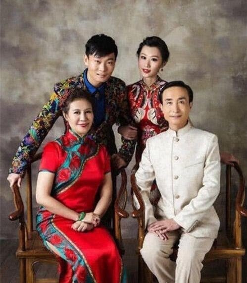 巩汉林全家福曝光 幸福美满的全家福合照儿媳成亮点