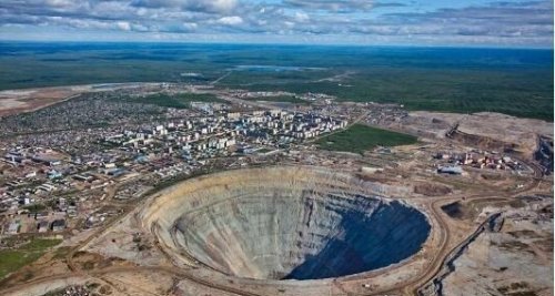 世界上最大的钻石坑 和平钻石矿直径1200米会吞噬直升机