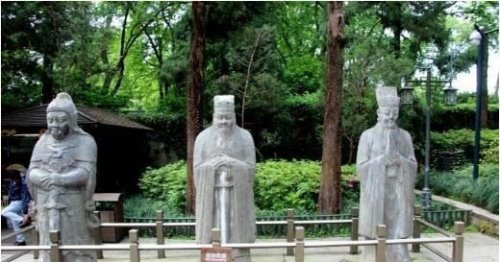 岳飞墓前的四个铁人身份来历 经过多次重铸留下的千古罪人