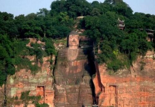 世界上最大的石刻弥勒佛像 四川乐山大佛高达71米